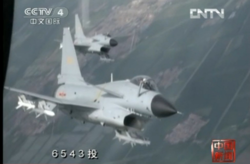 中國首批殲擊機(jī)女飛駕殲10執(zhí)行空地打擊任務(wù)