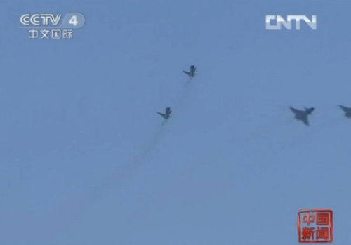 中國首批殲擊機女飛駕殲10執(zhí)行空地打擊任務(wù)