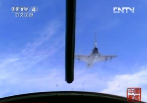 中國首批殲擊機女飛駕殲10執(zhí)行空地打擊任務(wù)