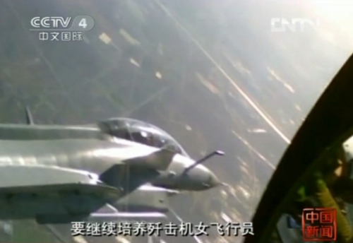 中國首批殲擊機女飛駕殲10執(zhí)行空地打擊任務(wù)