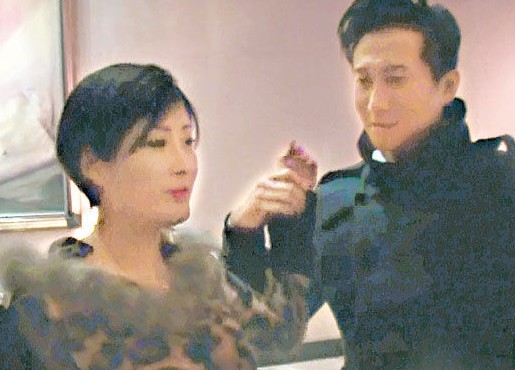 傳沖突事件中洪天明有份拉開(kāi)眾人，旁為周家蔚。