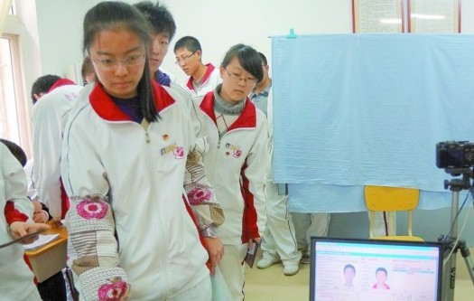 青島58中高三生在進行高考報名指紋采集。