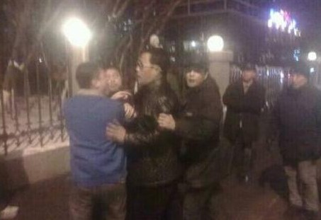 網(wǎng)友爆料打人現(xiàn)場(chǎng)。