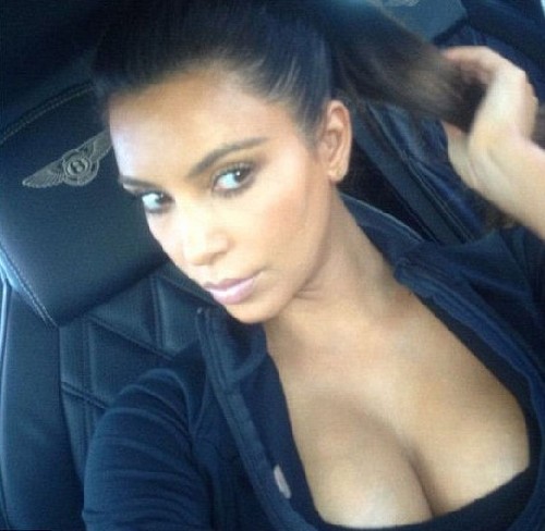 金-卡戴珊車內(nèi)自拍。