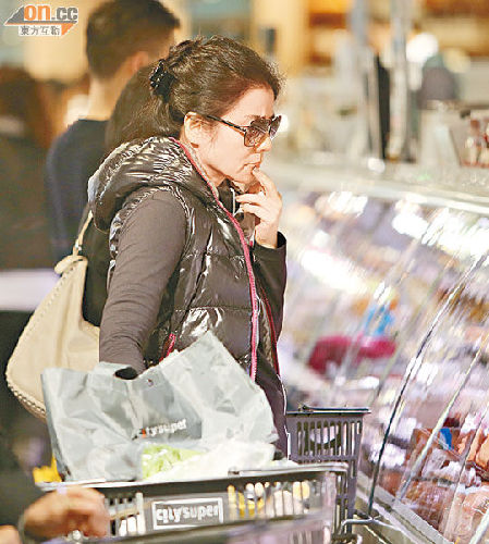 身為超市VIP的鐘楚紅慢慢挑選好牛扒。