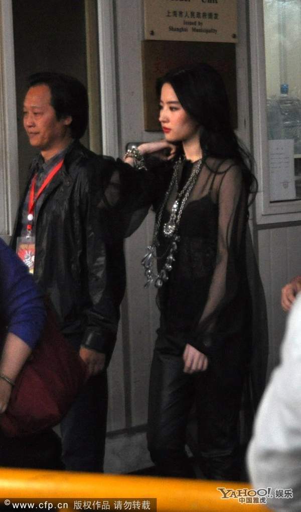 內衣若隱若現(xiàn)的透視 女星真敢穿