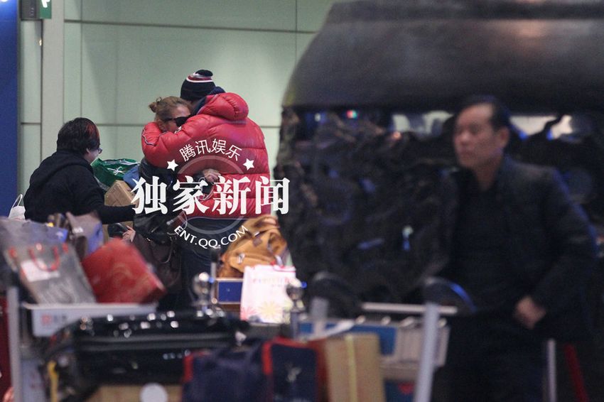 章子怡抵京撒貝寧接機(jī) 同回公寓秀恩愛(ài)