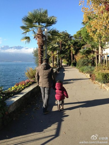 趙薇愛(ài)女小四月在舅舅家吃飯吐舌賣萌 小臉圓大眼有神