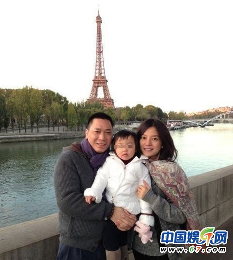 趙薇愛(ài)女小四月在舅舅家吃飯吐舌賣(mài)萌 小臉圓大眼有神