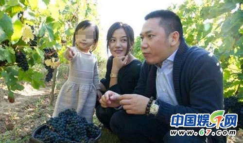 趙薇愛(ài)女小四月在舅舅家吃飯吐舌賣(mài)萌 小臉圓大眼有神