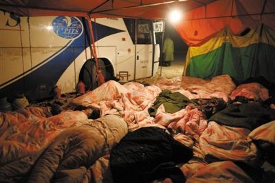 前日凌晨，迪溝鎮(zhèn)村民輪流排班徹夜看守被扣留的大巴車（該大巴曾用于接訪），沒輪到“值班”村民在大巴車旁搭起帳篷。新京報記者