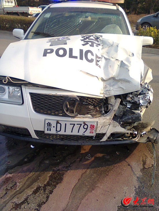 肇事后被棄在現(xiàn)場(chǎng)的警車。