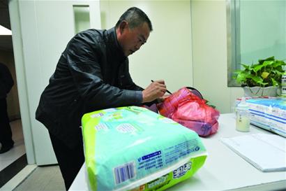 雪夜撿回女嬰當親閨女 為治病傾家蕩產(chǎn)