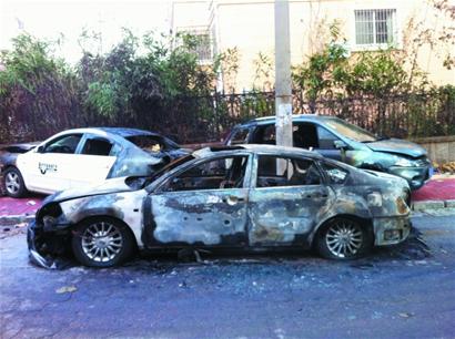 轎車起火點(diǎn)著路邊車輛 轎車起火點(diǎn)著路邊車輛