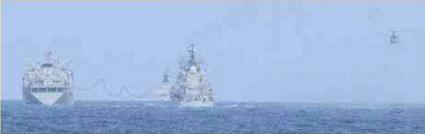 資料圖：日本防衛(wèi)省拍攝到的中國海軍海上補(bǔ)給訓(xùn)練。