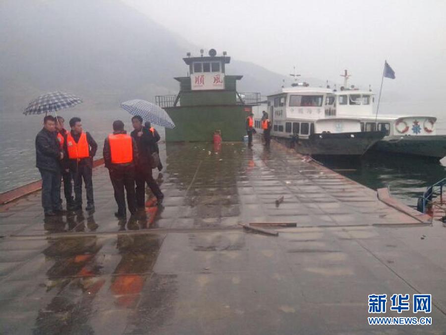 12月9日，救援人員在事故船上討論救援方案(手機拍攝)