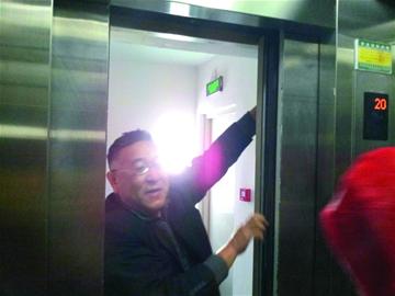 電梯罷工夫妻懸空20樓 強行破門而出 電梯罷工夫妻懸空20樓 強行破門而出
