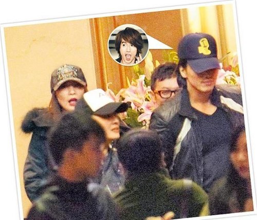 言承旭（右）離開陳思璇(微博)（左）的生日趴，明顯喝茫腳步不穩(wěn)需人引路。