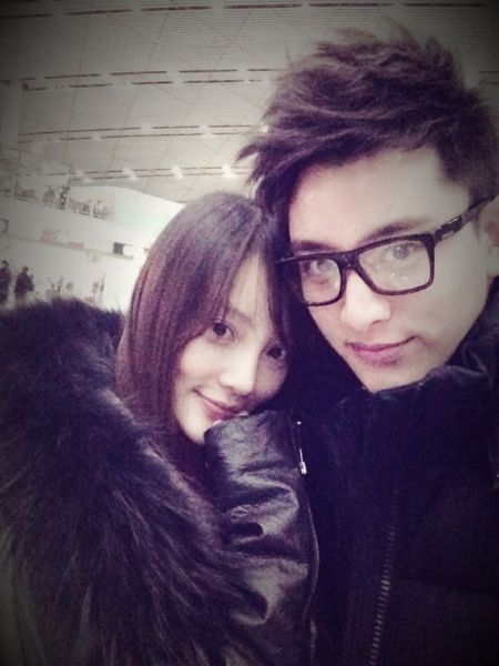 李小璐賈乃亮機場曬親密合影 抱怨飛機晚點