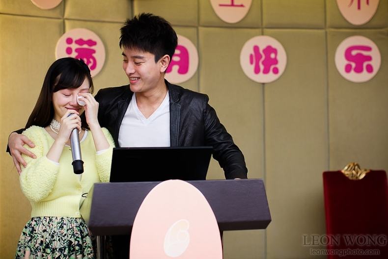 李小璐產后一家三口私密照曝光 賈乃亮寸步不離伺候月子