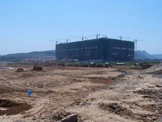 圖為正在施工中的龍奧大廈。