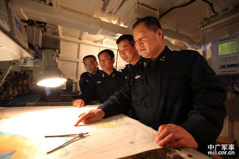編隊指揮員正在查看海區(qū)基本情況。琚振華 攝
