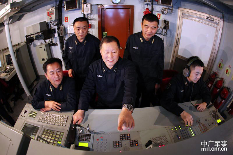 一場演練結(jié)束，編隊指揮員對演習(xí)情況進(jìn)行復(fù)盤講評，指出問題和不足。琚振華 攝