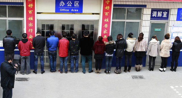 警方抓獲美女酒托團(tuán)伙