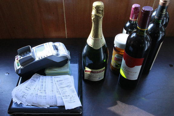 警方抓獲美女酒托團伙