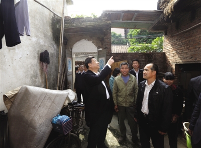 12月7日至11日，中共中央總書記、中央軍委主席習近平在廣東省考察工作。這是習近平在順德黃龍村看望村民張錫堯一家。看到房間有漏水的痕跡，他要求當?shù)貛椭鉀Q。新華社記者 蘭紅光 攝