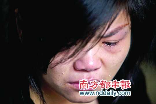  在講述姐姐生前事時(shí)，譚小勤的妹妹淚流滿面。