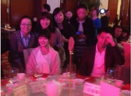 大S與粉絲合影，汪小菲十分羞澀