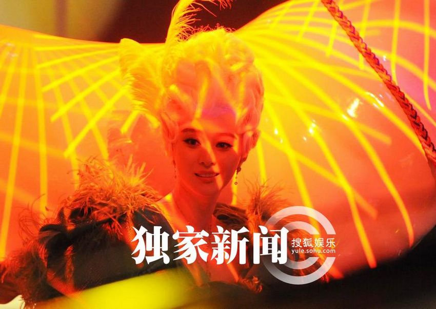 范冰冰片場大跳騎馬舞 瘋狂露腿尖叫