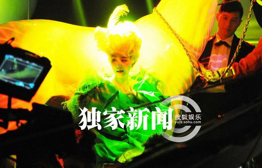 范冰冰片場大跳騎馬舞 瘋狂露腿尖叫