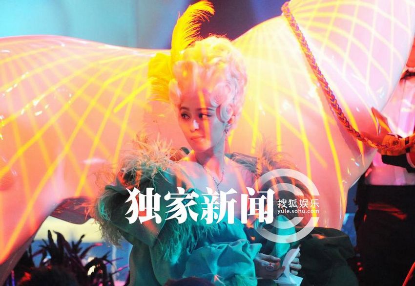 范冰冰片場大跳騎馬舞 瘋狂露腿尖叫