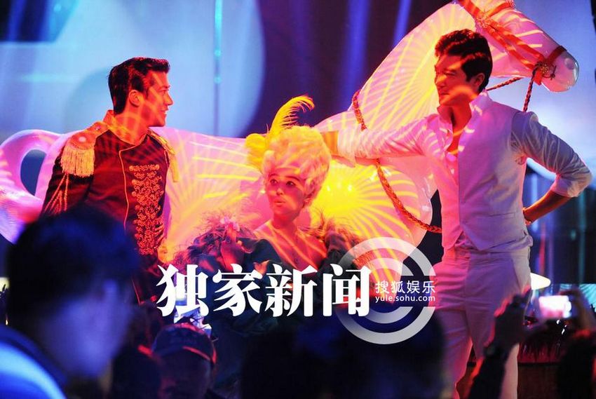 范冰冰片場大跳騎馬舞 瘋狂露腿尖叫