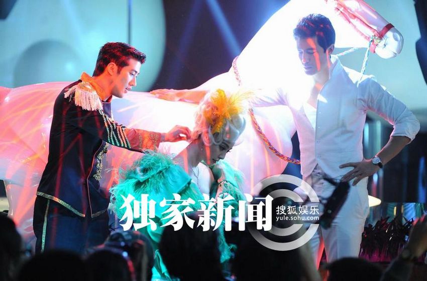 范冰冰片場大跳騎馬舞 瘋狂露腿尖叫