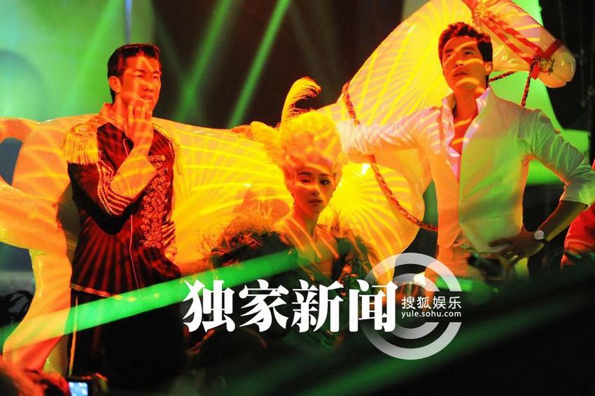 范冰冰片場大跳騎馬舞 瘋狂露腿尖叫