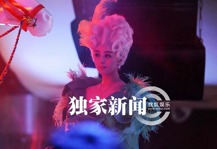 范冰冰片場(chǎng)大跳騎馬舞 瘋狂露腿尖叫