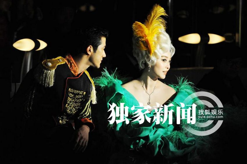 范冰冰片場(chǎng)大跳騎馬舞 瘋狂露腿尖叫