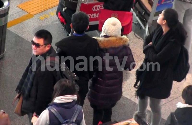 謝娜素顏抵京眼袋下垂 張杰一路挽手對視秀恩愛