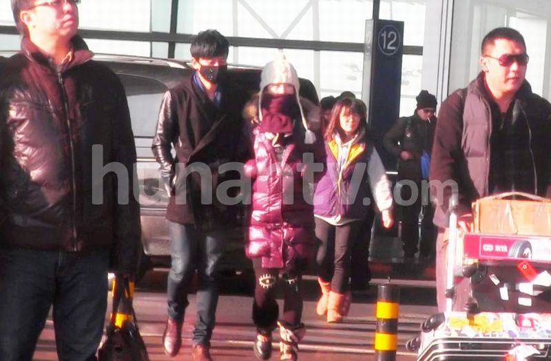 謝娜素顏抵京眼袋下垂 張杰一路挽手對視秀恩愛