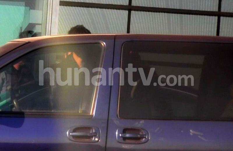 謝娜素顏抵京眼袋下垂 張杰一路挽手對視秀恩愛