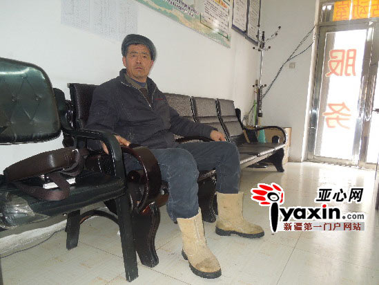 圖說(shuō)：12月10日，賈國(guó)強(qiáng)在沙灣縣法律援助中心等待去交涉執(zhí)行案款。