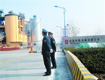 嘩！傾瀉水泥料悶死司機(jī)