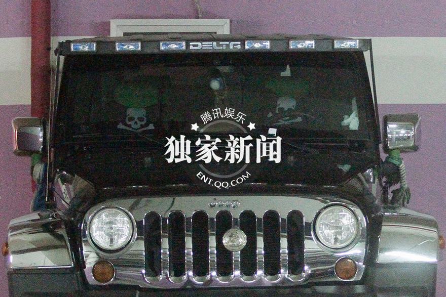 劉亦菲攜“綿羊音”曾軼可會干爹 陳金飛貼身當代駕