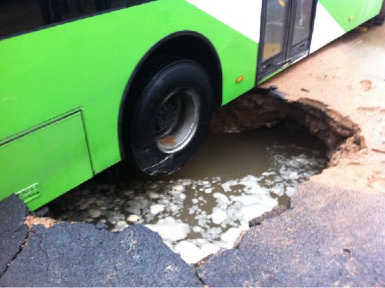 延安三路地陷公交陷地坑 吊車急救 延安三路地陷公交陷地坑 吊車急救