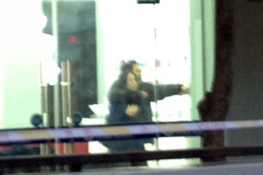 江蘇一男子搶劫珠寶店并挾持人質(zhì) 特警破門(mén)制服