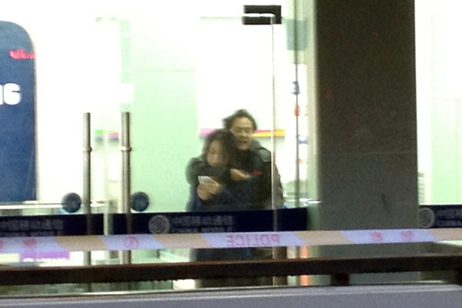 江蘇一男子搶劫珠寶店并挾持人質(zhì) 特警破門(mén)制服