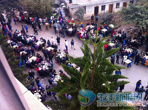 云南貧困縣官員葬父大宴賓客5天 或收禮金數(shù)十萬